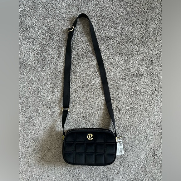 NWT Lululemon Crossbody Camera Bag 2L Black Velour - Picture 1 of 5